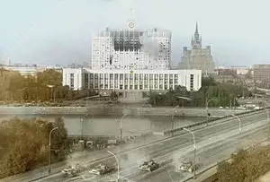 Tanks before Russian White house.jpg
