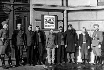 Bundesarchiv Bild 121-0316, Krakau, Gefängnis Montelupich, Häftling.jpg