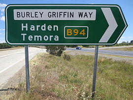 Burley griffin way sign intersection with hume highway B94 looking along hume highway towards melbourne.JPG