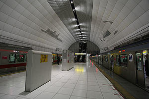 Motomachi-Chukagai Station Platform.jpg