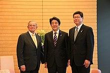 Leo Melamed Shinzo Abe and Tsuyoshi Takagi 20140701 1.jpg