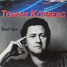 Tommy Körberg-Stad i ljus.jpg