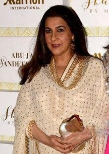 Amrita Singh & Sara Ali Khan at Shaadi By Marriott showcase (08) (cropped).jpg