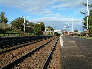 Greenfaulds railway station in 2007.jpg