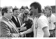 Bundesarchiv Bild 183-1988-0813-012, Andreas Thom "DDR-Fußballer des Jahres".jpg