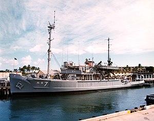 USS Grapple (ARS-7) in port, circa in the early 1970s (L45-111.01.01).jpg