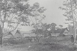 COLLECTIE TROPENMUSEUM Dorpsgezicht met militairen Boven Singkil Atjeh TMnr 60039116.jpg