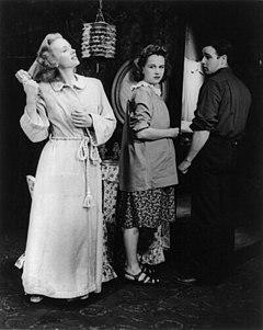 Jessica Tandy with Kim Hunter and Marlon Brando. cph.3b23243.jpg