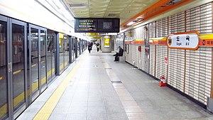 Seoul-metro-344-Dogok-station-platform-20181123-145202.jpg