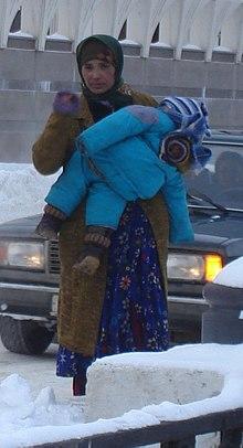 Lyuli woman with child in Kazan, Russia2.JPG