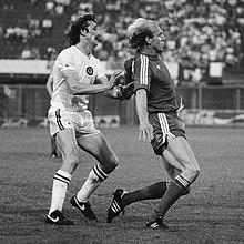 Des Bremner vs Dieter Hoeneß (1982).jpg