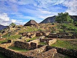 Templo Blanco de Kotosh amb l'edifici del Templo de las Manos darrera06.jpg
