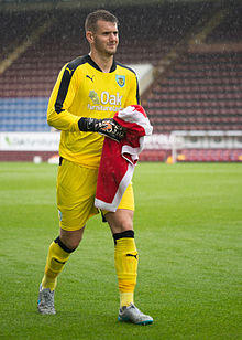 Tom Heaton playing for Burnley.jpg