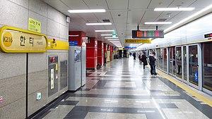 Korail-Bundang-line-K216-Hanti-station-platform-20181121-154500.jpg