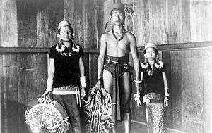 COLLECTIE TROPENMUSEUM Een Kenyah familie Borneo TMnr 10005528.jpg