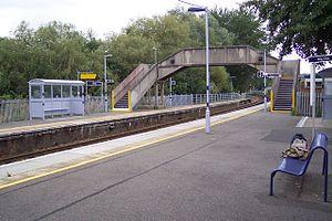 Chilham railway station platforms and footbridge in 2009.jpg