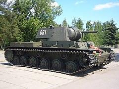 КВ-1 у диорамы «Прорыв блокады Ленинграда». Вид спереди-справа.JPG