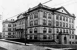 Queen Anne High School 1909 or 1910.jpg