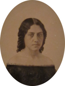 Ambrotype of Elizabeth Kekaaniau, c. 1859, Honolulu Museum of Art (cropped).png