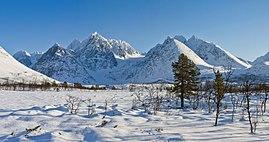 Lenangstindane and Jægervasstindane in Lyngen, 2012 March.jpg