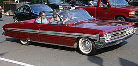 1961 Oldsmobile Starfire convertible front right.jpg