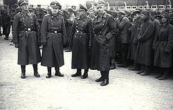 Bundesarchiv Bild 192-206, KZ Mauthausen, SS-Männer vor Gefangenen.jpg