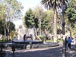 Fountain depicting the drinking coyotes that gave the town its name at the Jardín Centenario