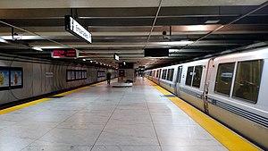 Southbound BART train at Embarcadero station, July 2018.jpg