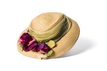 Stråhatt med oregelbundet brätte. Tillhört Irma von Geijer - Hallwylska museet - 89233.tif