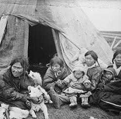 No-nb bldsa 3f048 Nentser (folkegruppe) kvinner og barn foran inngangen til teltet sitt. (6435260555).jpg