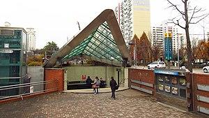 Seoul-metro-234-2-Yangcheon-gu-office-station-entrance-1-20181121-101156.jpg
