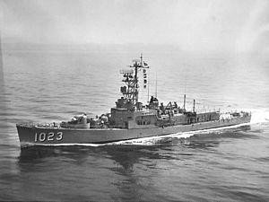 USS Evans (DE-1023) underway off California in 1962.jpg