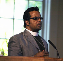 Carlton Pearson speaking square crop.png