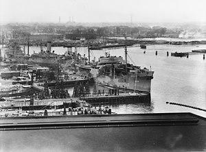 USS Tallulah (AO-50) at the Norfolk Naval Shipyard on 10 October 1942 (19-N-35465).jpg