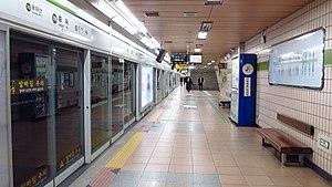 Seoul-metro-724-Junggok-station-platform-20181123-100846.jpg