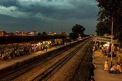 Railway station platforms - Rahim Yar Khan railway station.jpg