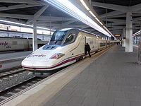 Tren AVE, en la estación de Valencia, España, Serie 112 de Renfe.JPG