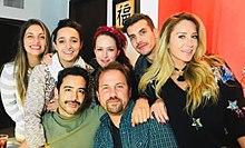 Partiendo la rosca de Día de Reyes.jpg