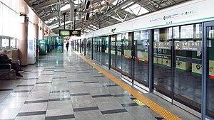Seoul-metro-231-Sindaebang-station-platform-20181121-115124.jpg