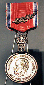 St. Olavsmedaljen med eikegrein.jpg