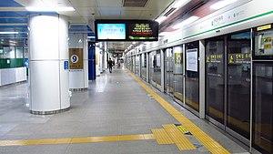 Seoul-metro-218-Sports-complex-station-platform-20180914-142308.jpg
