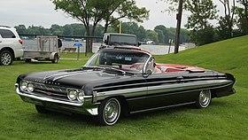 1961 Oldsmobile Starfire Convertible (41795014640).jpg