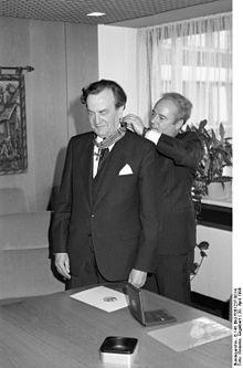 Bundesarchiv B 145 Bild-F081237-0014, Bundesverdienstkreuz an Freiherr von Boeselager.jpg