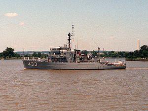 USS Engage (MSO-433) underway in 1983.jpeg