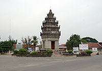 Takeo Independence Monument 4051.jpg