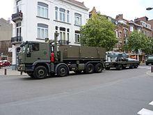 Belgique-2009 07 21-Fête nationale-Retour du défilé militaire-Avenue Chazal (14).JPG