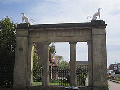 Four Dogs gate, Wrexham (3).JPG