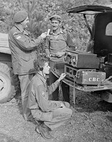CBC war correspondents Normand Eaves, holding the microphone, and Norman McBain... - Le correspondant de guerre Normand Eaves, au micro, et Norman McBain....jpg