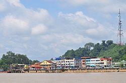 Town on Rejang River - panoramio.jpg