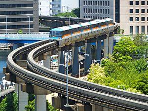 Tokyo Monorail Tennozu Canal 1.jpg